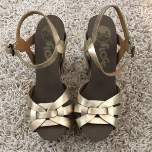 Gold Flogg wedge sandal size: 6